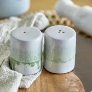 Paula Salt & Pepper Shaker Set Green Stoneware (Ensemble de salières et poivrières en grès vert) Bloomingville — 331862.jpg
