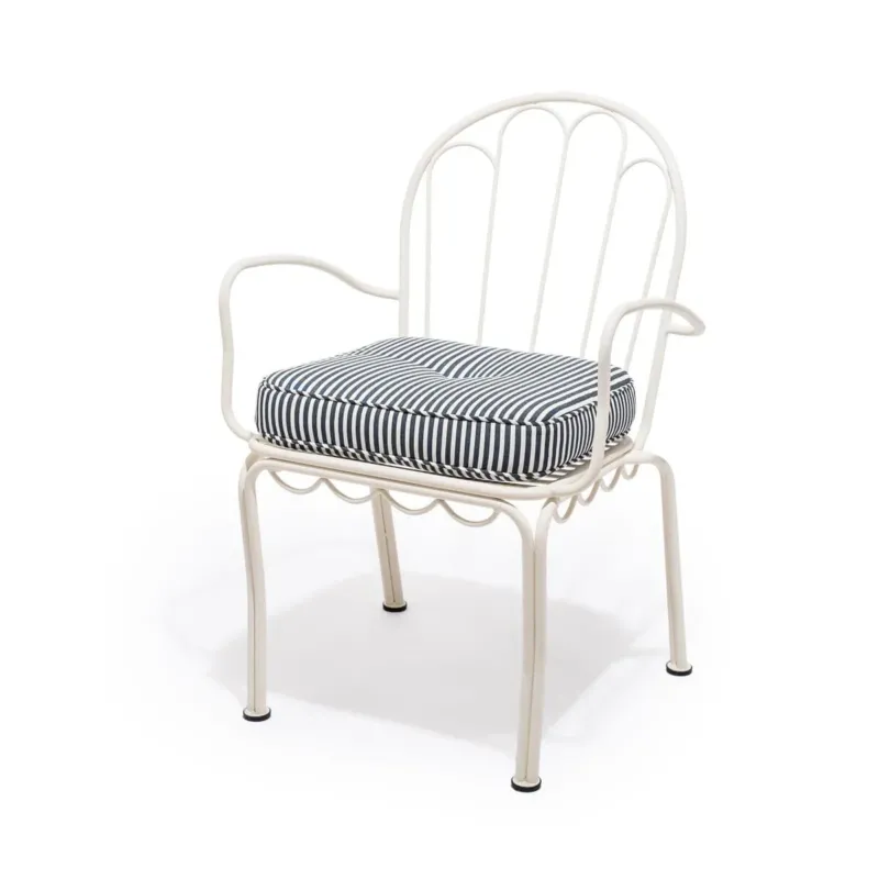 Chaise de jardin en métal blanc antique et coussin en tissu rayé bleu marine The Al Fresco - Business & Pleasure