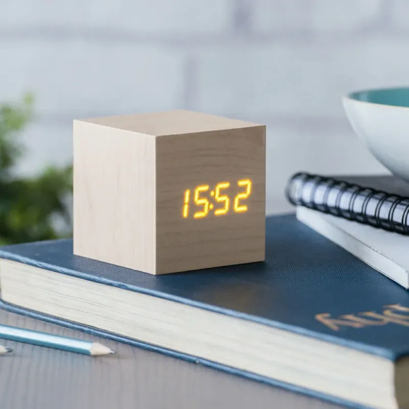 Cube-Click-Clock-Designwecker-Maple-Orange-Gingko-01