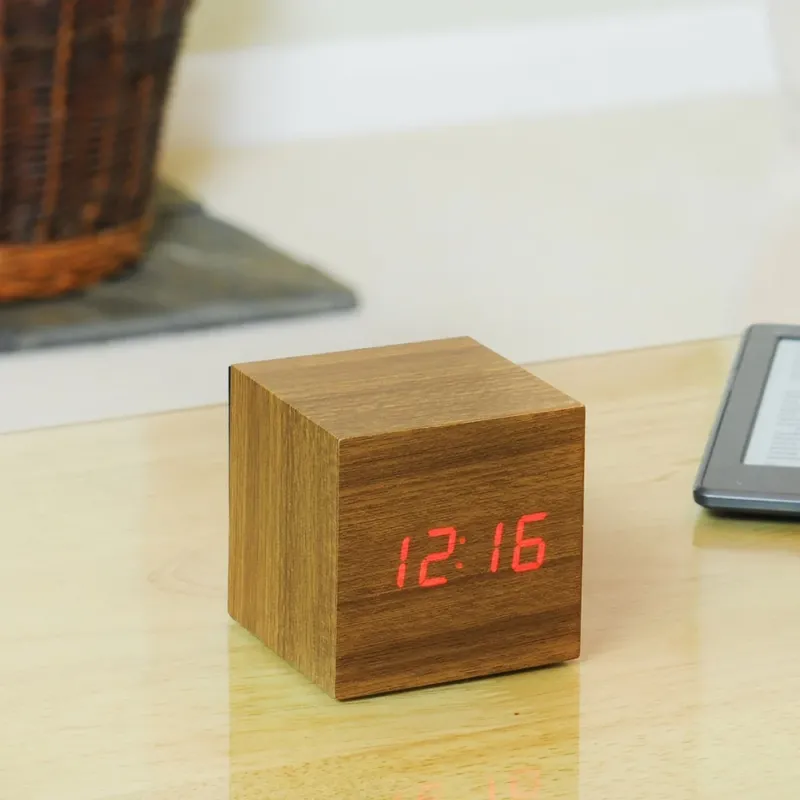 Cube-Click-Clock-Designwecker-Teak-Red-Gingko-01