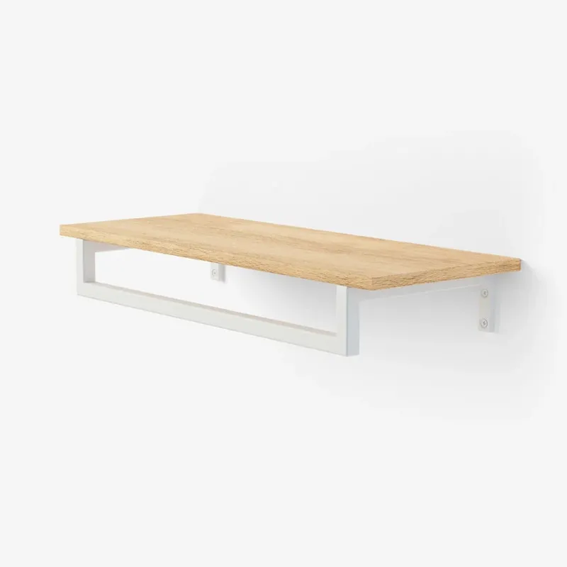 Frame Marlow - Wandmontierte Kleiderstange mit Regal aus hellem Holz und weißem Metallrahmen für minimalistischen Stil