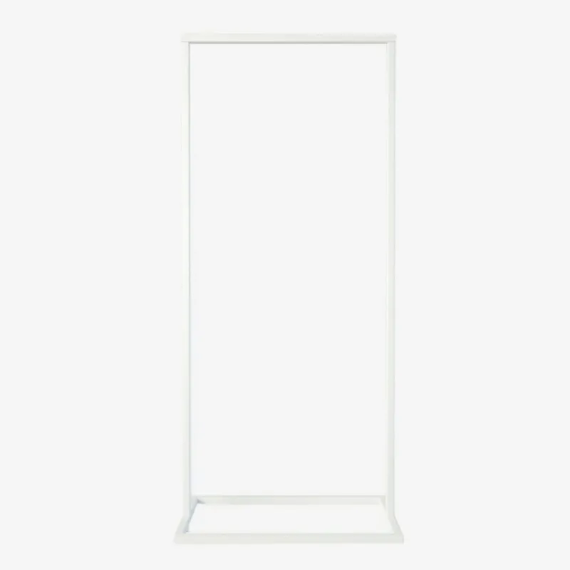 Frame Little Georgia - Weißer Kleiderständer mit quadratischem Fuß in schlichtem, modernem Design vor weißem Hintergrund.