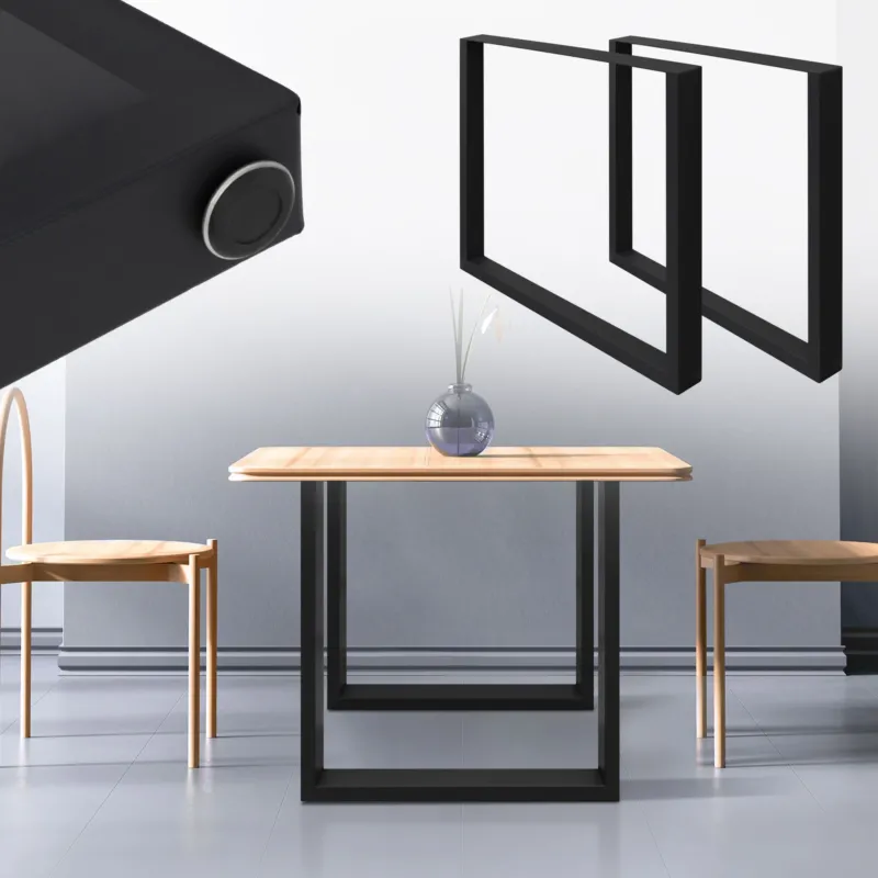 Ein Tisch mit Holzplatte und schwarzen Metallbeinen, zwei Stühle im Hintergrund.