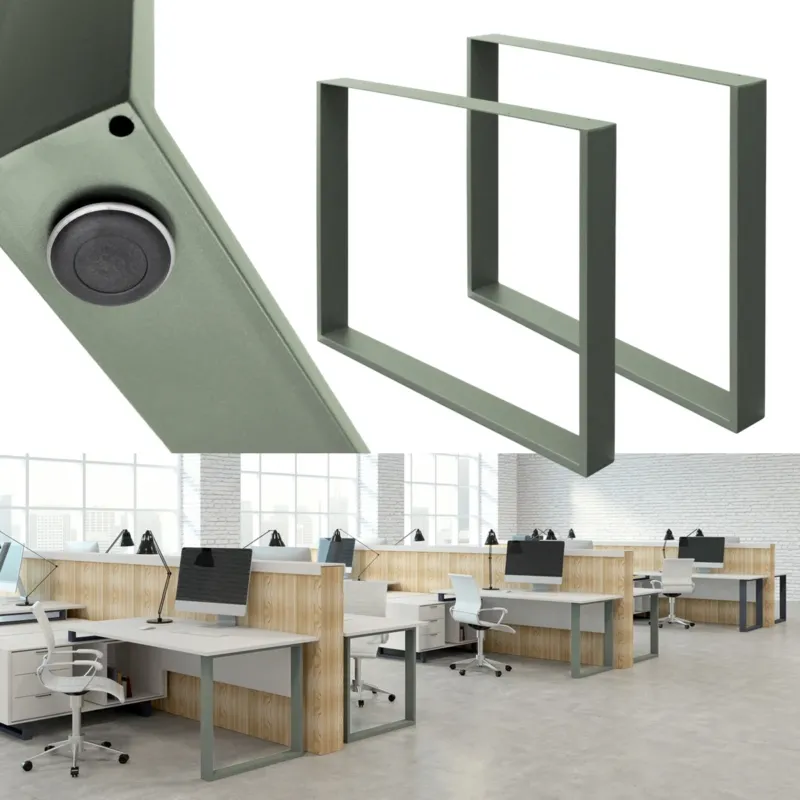 Büro mit mehreren Arbeitsplätzen, Schreibtischen und Monitoren.