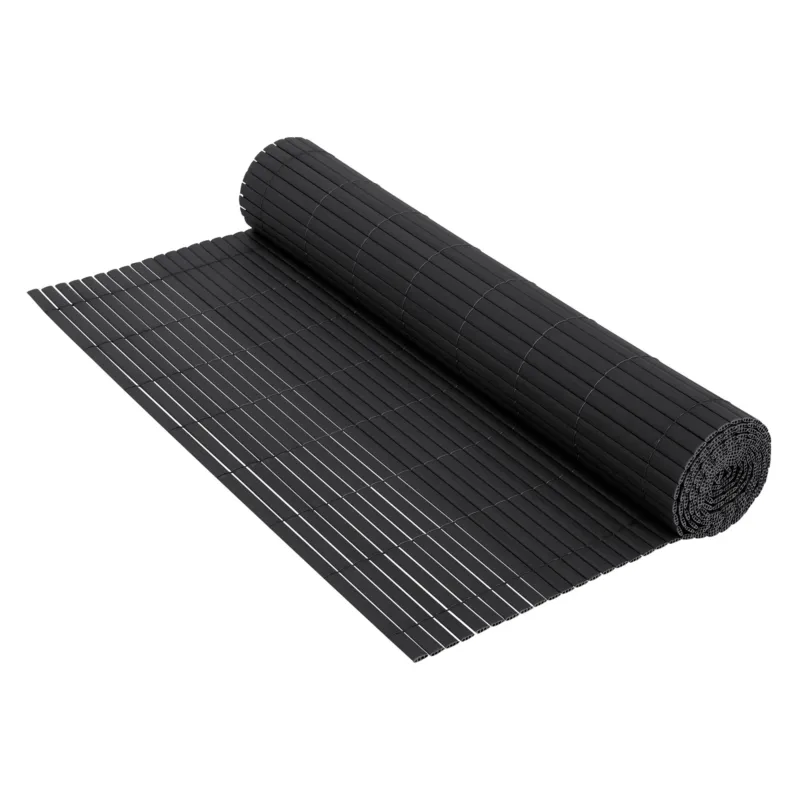 Gerollter Sichtschutz aus schwarzen PVC-Streifen auf weißem Hintergrund.