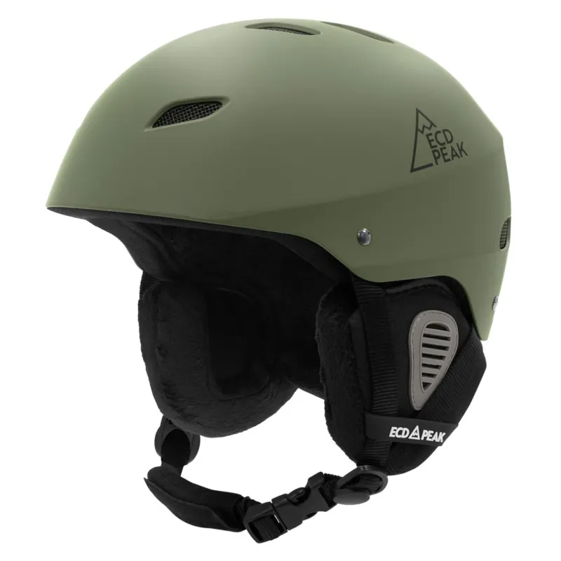 Grüner Skihelm mit Innenpolsterung und Belüftungslöchern, auf weißem Hintergrund.