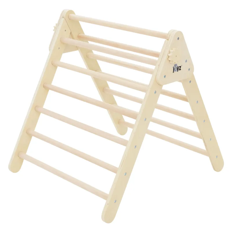 Ein Spielgerät aus hellem Holz mit Sprossen auf einem weißen Hintergrund.