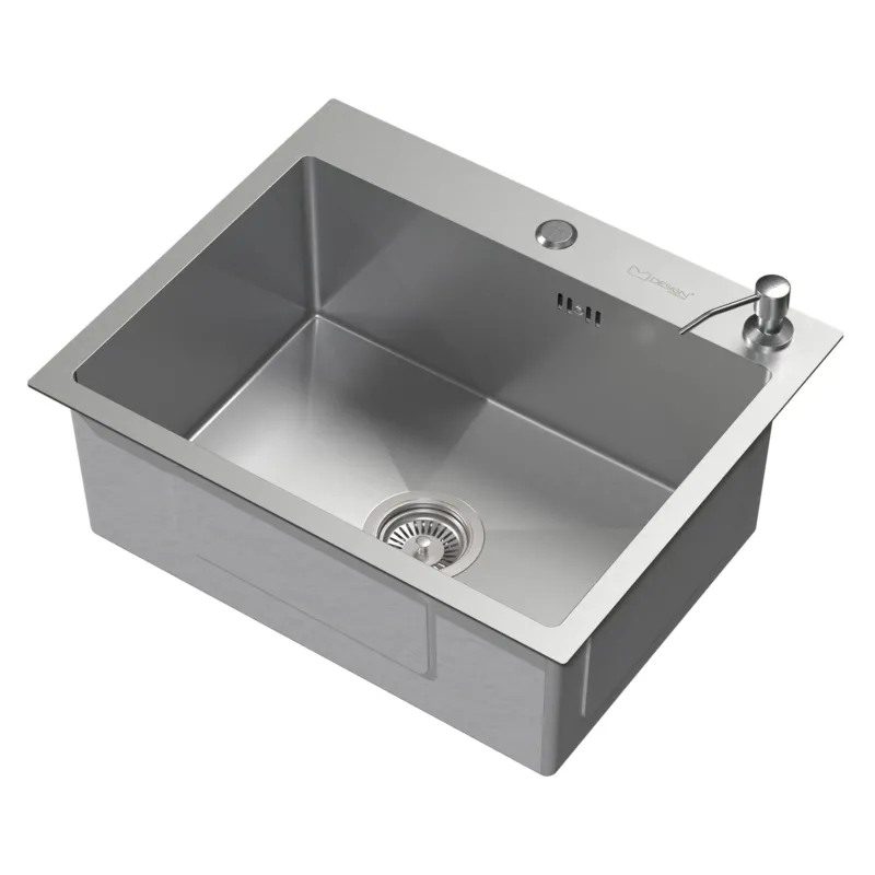 Silbernes Spülbecken mit Abfluss und Wasserhahn.