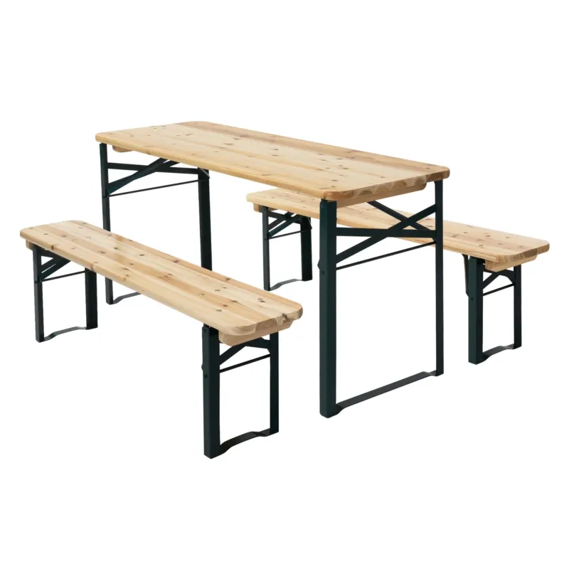 Holztisch mit vier Bänken auf einem grünen Rasen.