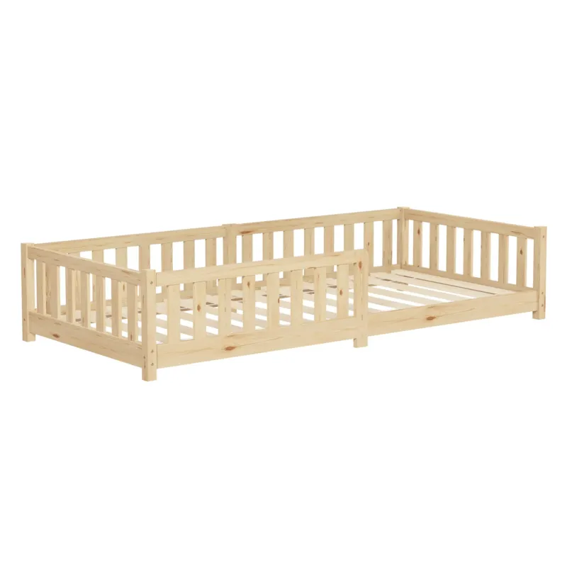 Bett aus Kiefernholz in natur, seitliche Gitter und Lattenrost.