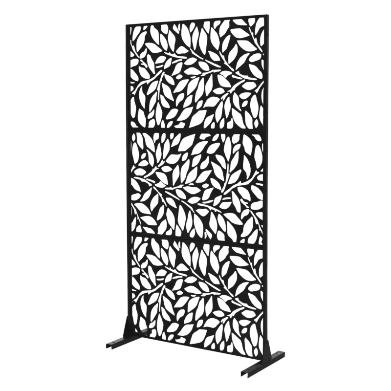 Schwarze Sichtschutzwand mit Blattmuster.