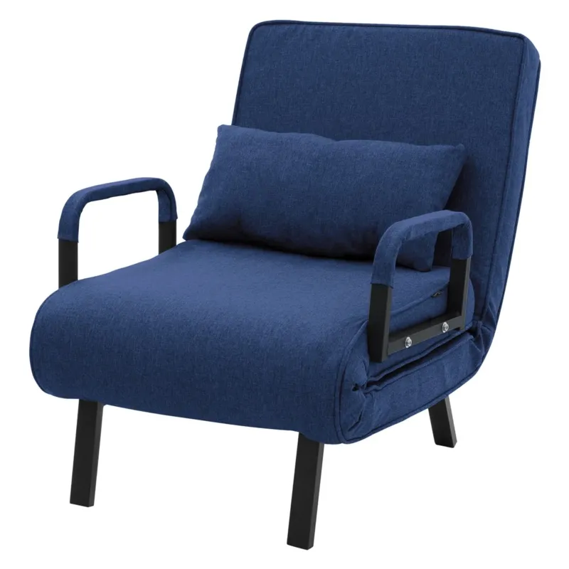 Blauer Sessel mit Kissen, auf schwarzem Hintergrund.