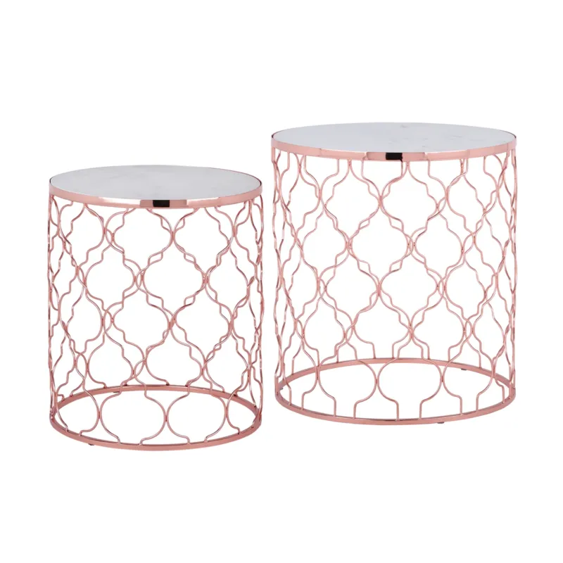 Zwei runde Beistelltische mit roségoldener Struktur und dekorativem Design.