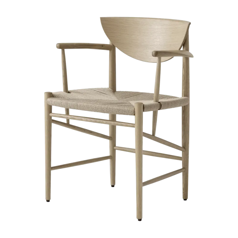 Chaise avec accoudoirs en bois naturel HM4 Drawn - &tradition - The Cool Republic