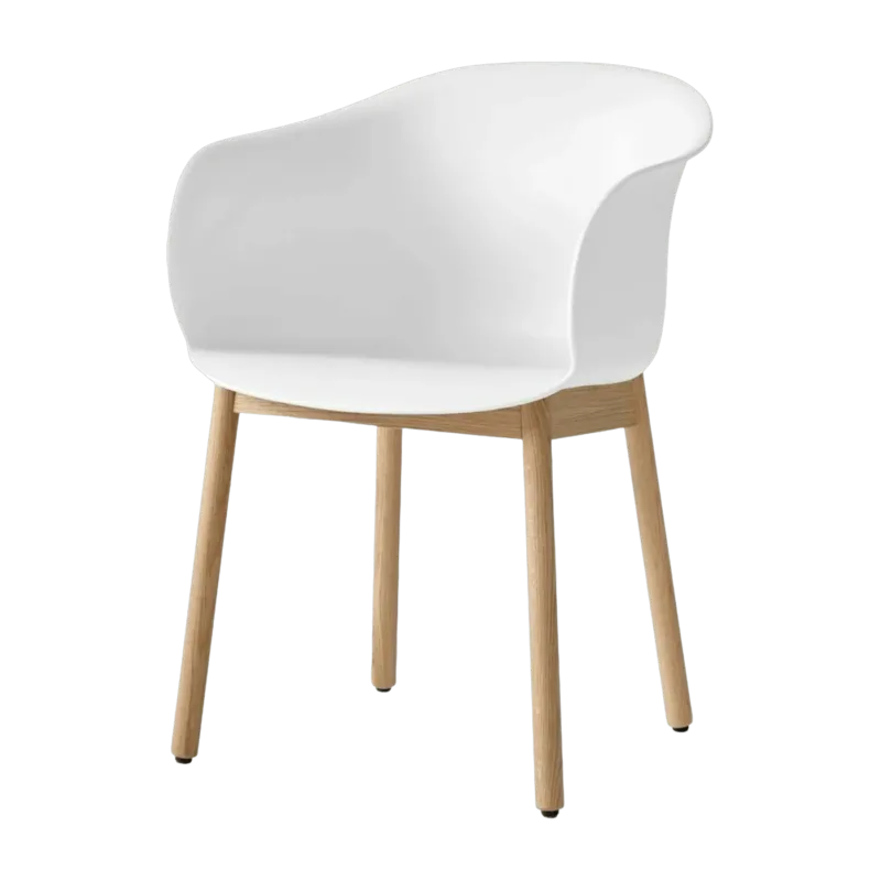Chaise blanche piétement en bois de chêne JH30 - &tradition - The Cool Republic