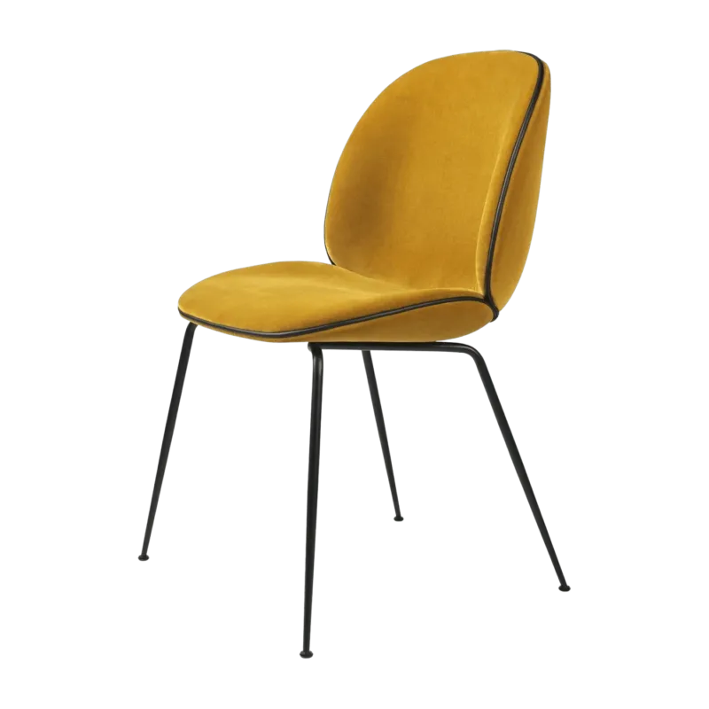 Chaise en velours moutarde piétement en métal noir Beetle - Gubi - The Cool Republic