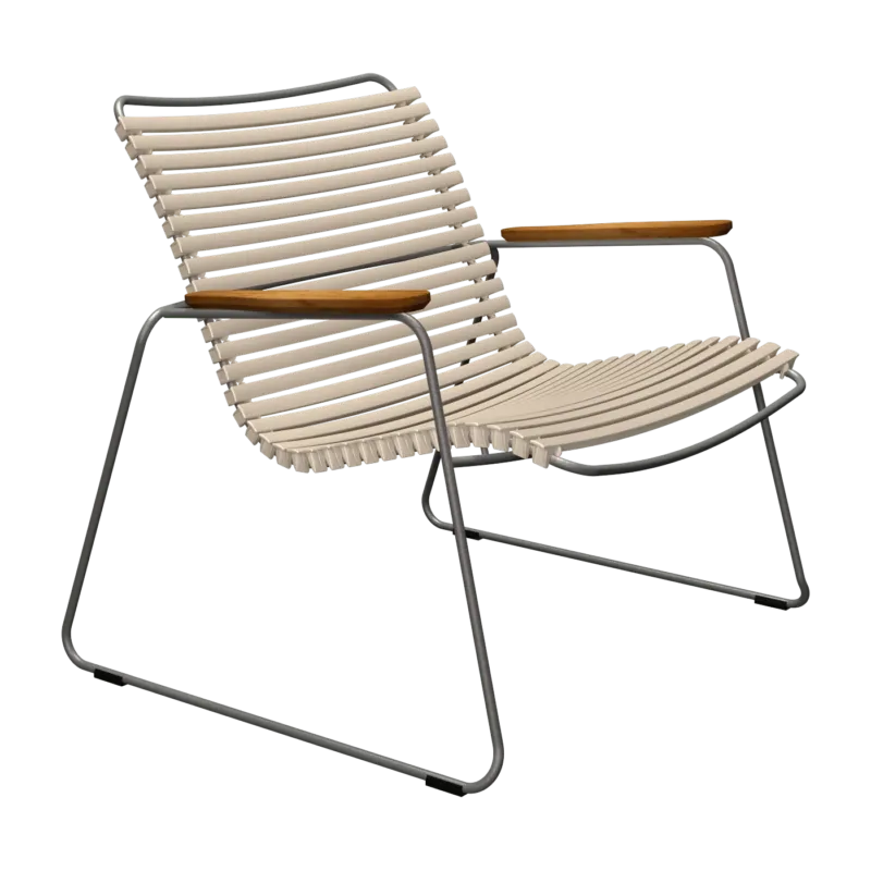 Chaise lounge en métal et plastique beige avec accoudoirs en bambou Click - Houe - The Cool Republic