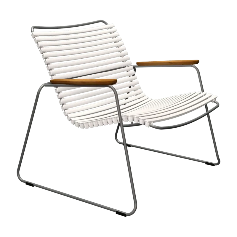 Chaise lounge en métal et plastique blanc avec accoudoirs en bambou Click - Houe - The Cool Republic