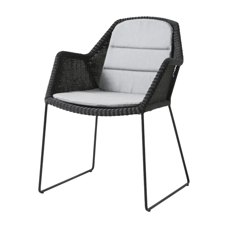 Chaise noire avec coussin écru Breeze - Cane-Line - The Cool Republic