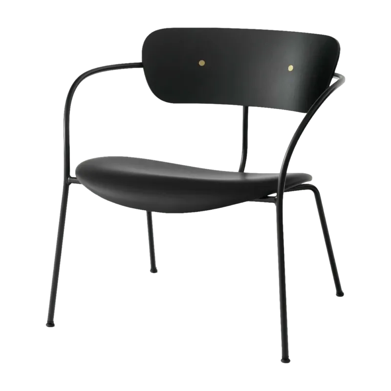 Fauteuil en chêne et cuir noir finition laiton AV6 Pavilion - &tradition - The Cool Republic