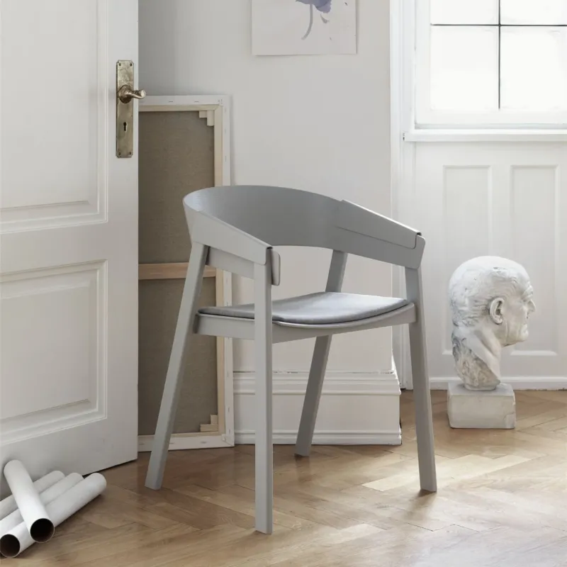 Fauteuil en chêne gris et assise textile Cover - Muuto - The Cool Republic