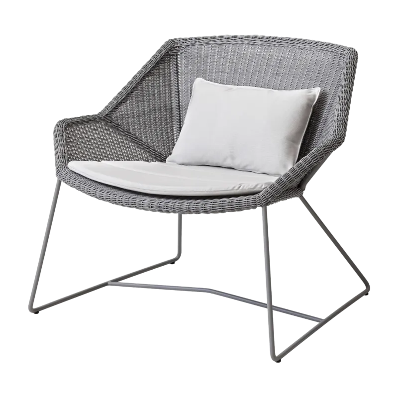 Fauteuil gris avec coussins blancs Breeze lounge - Cane-Line - The Cool Republic