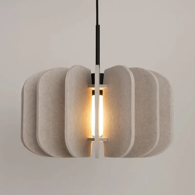 Lampe suspendue en feutre beige et acier noir 45x146cm Mula - Sollux - The Cool Republic