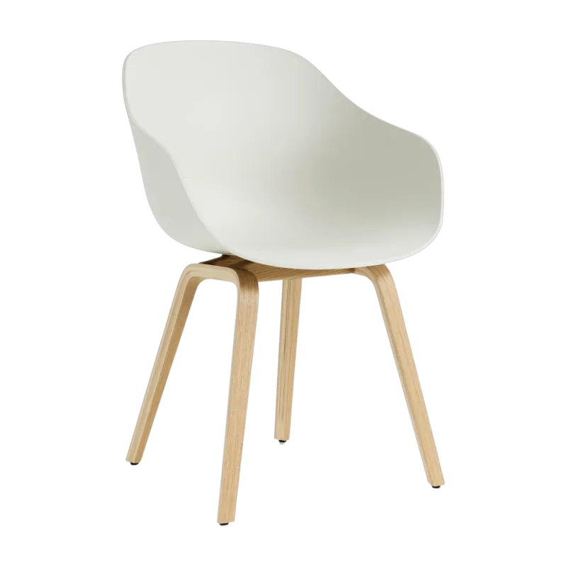 Chaise avec accoudoirs en plastique recyclé crème et pieds en chêne AAC 222 2.0 - HAY