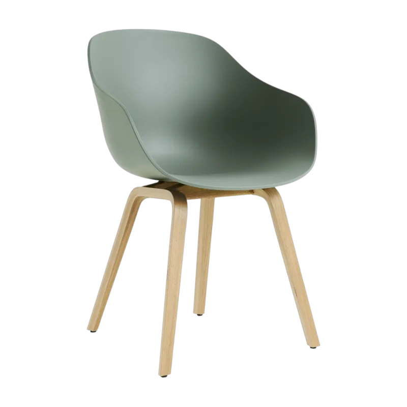 Chaise avec accoudoirs en plastique recyclé vert automne et pieds en chêne AAC 222 2.0 - HAY