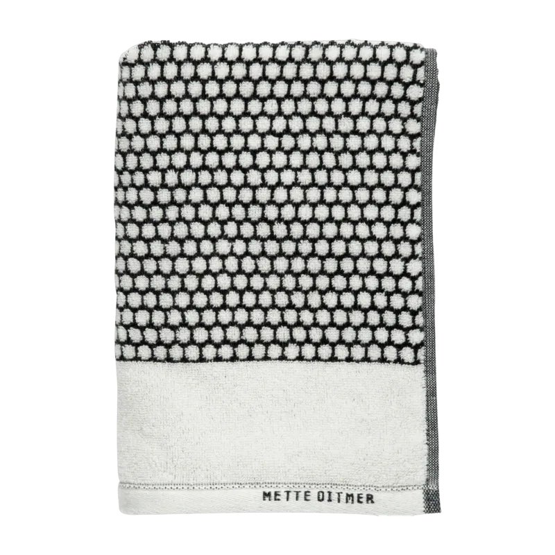 Serviette de bain motifs blanc cassé et noir 38 x 60 cm Grid - Mette Ditmer - The Cool Republic