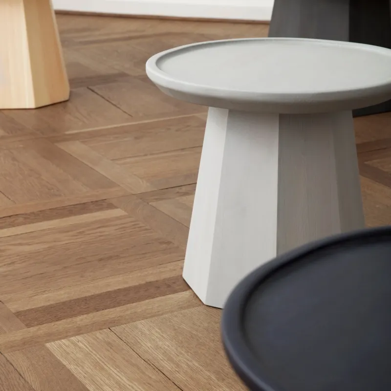 Table d'appoint en bois gris foncé 45 cm Pine foncé grey - Normann Copenhagen - The Cool Republic